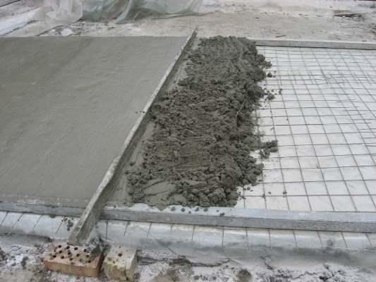Наиболее популярным основанием под финишное напольное покрытие на сегодняшний день является бетонная стяжка