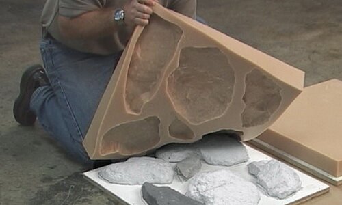 Извлечение искусственных камней из резиновой формы