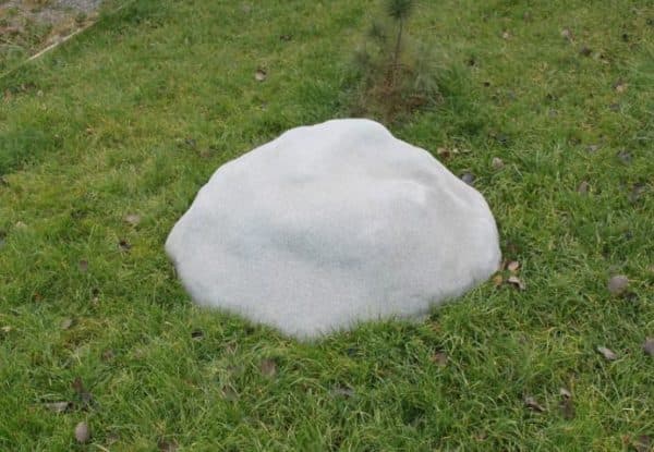 пластиковая колодезная крышка имитирующая камень