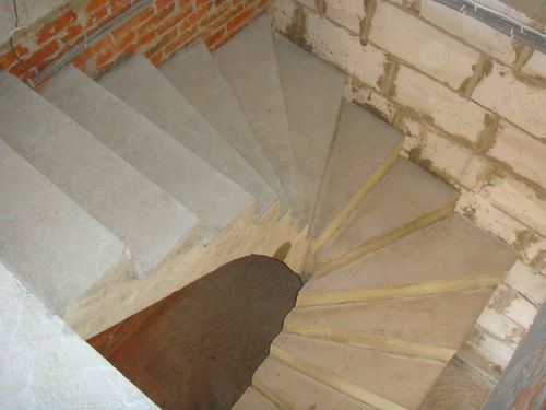 Еще вариант лестница с забежными ступенями
