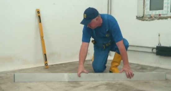 Как правильно положить ламинат на бетонный пол