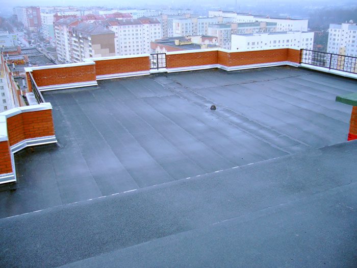 плоская крыша из битумно-полимерных материалов