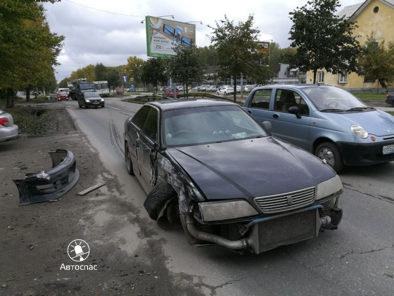 Бетононасос устроил ДТП в Новосибирске toyota, авария, авто, авто авария, видео, грузовик, дтп, зеркала