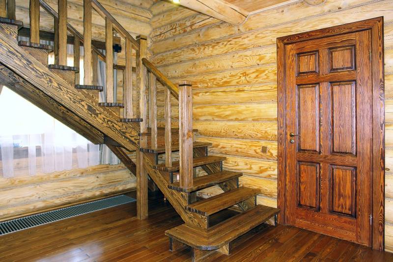 Деревянная лестница в доме из дуба