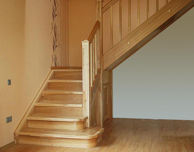 Деревянная лестница в доме из ясеня