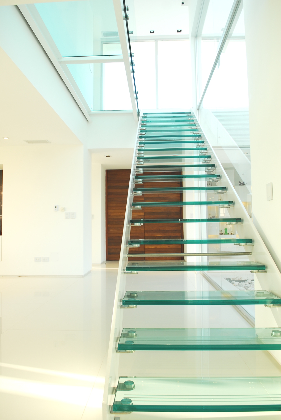 Лестница со стеклянными ступеньками