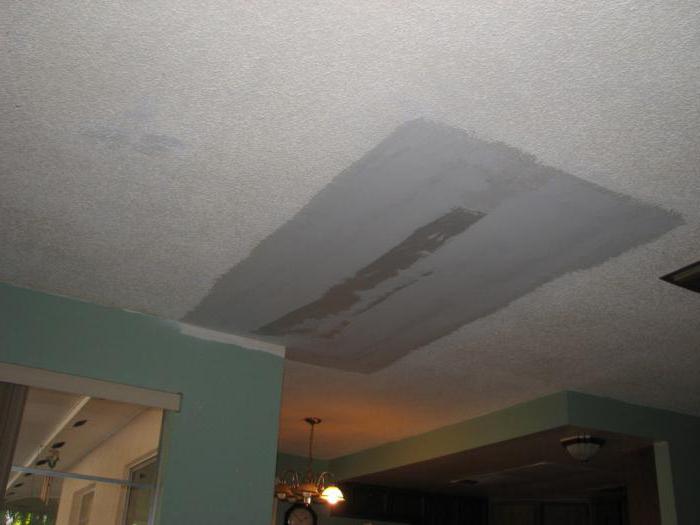 Как заделать трещину на потолке между плитами