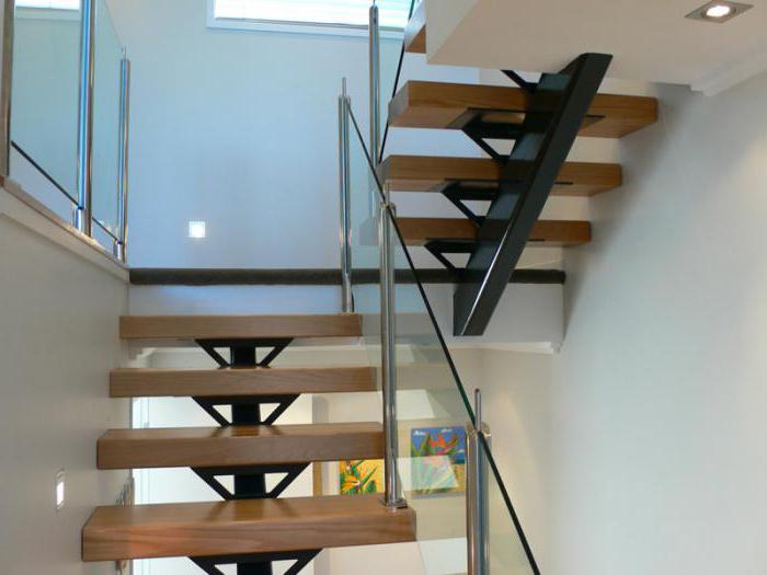 металлическая лестница с деревянными ступеньками