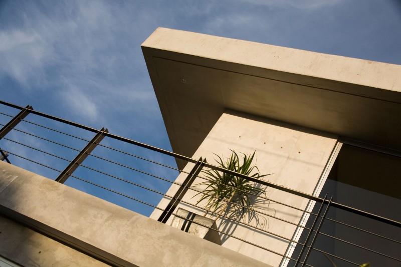 Стильный бетонный балкон резиденции