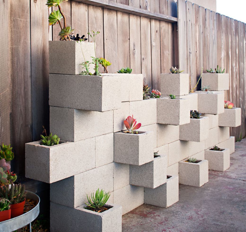 В роли горшков для цветов - необычная композиция с бетонных кубов - станет настоящим достоянием дизайна вашего двора