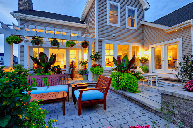 Вазоны с цветами добавят красок и уюта для внутреннего двора вашего дома