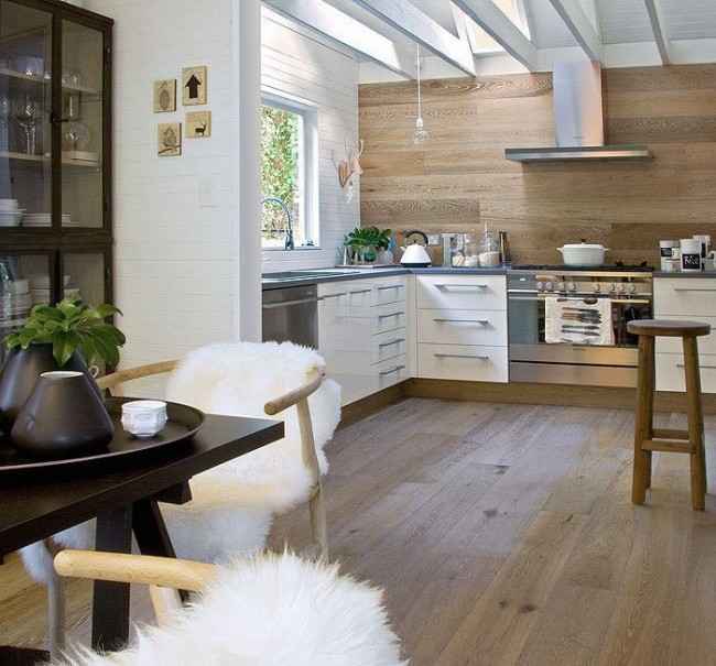Белые пластиковые панели и деревянные прекрасно гармонируют на светлой кухне
