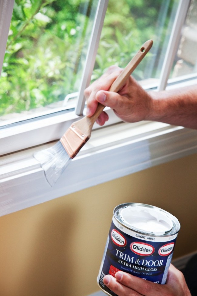 Чем вывести плесень на стенах в квартире. Если у вас есть деревянные окна, двери, откосы - периодически проверяйте целостность их покрытия. При необходимости покрывайте их свежим слоем краски
