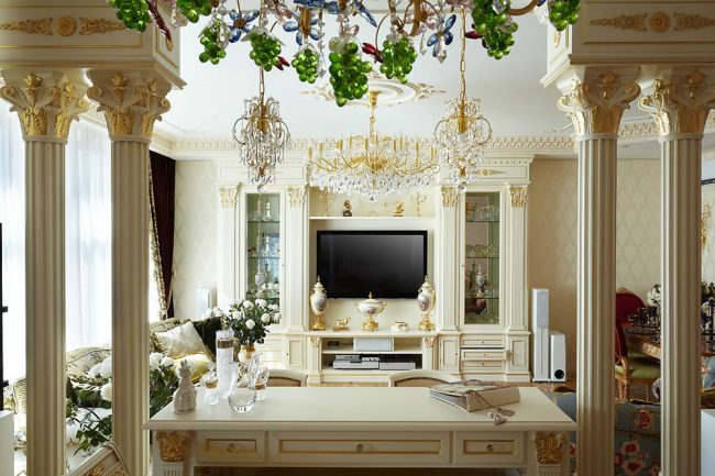Интерьер в стиле барокко украшен колоннами с золотыми узорами