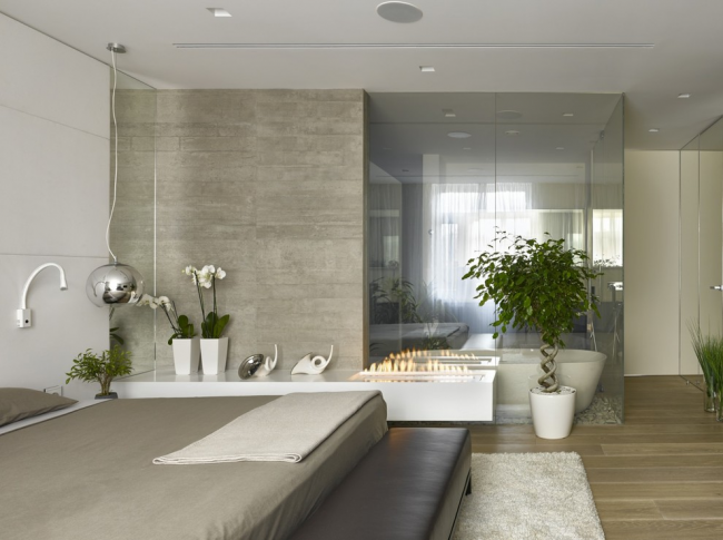 Современный интерьер спальни со стеклянной перегородкой в ванную комнату