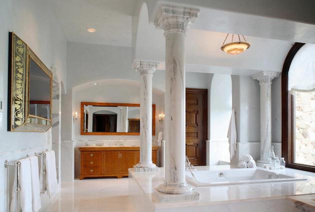 Фото: мраморные колонны в интерьере ванной