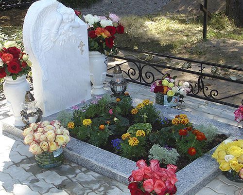 цветочницы на кладбище