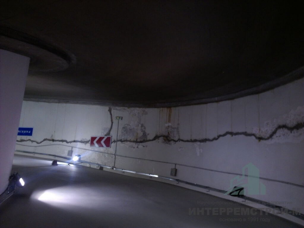 cr-Remont shva betonirovaniia na stene pandusa podzemnogo garazha.jpg
