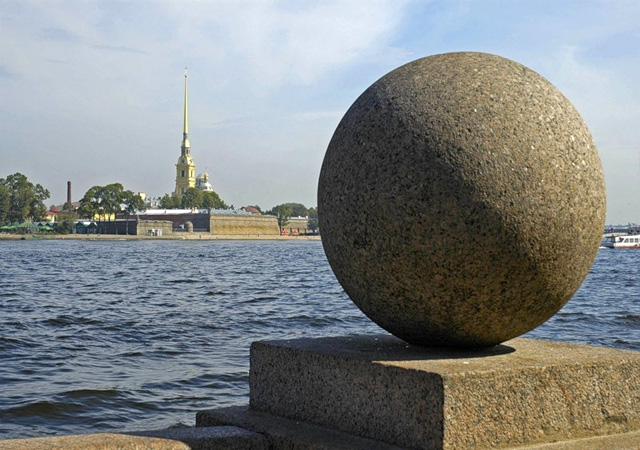 Гранитный шар на набережной Невы в Санкт-Петербурге