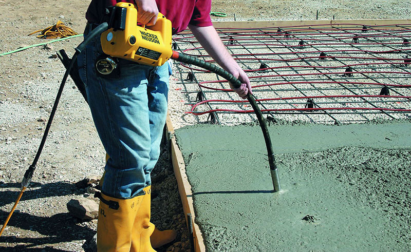 Уплотнение бетона погружным глубинным вибратором