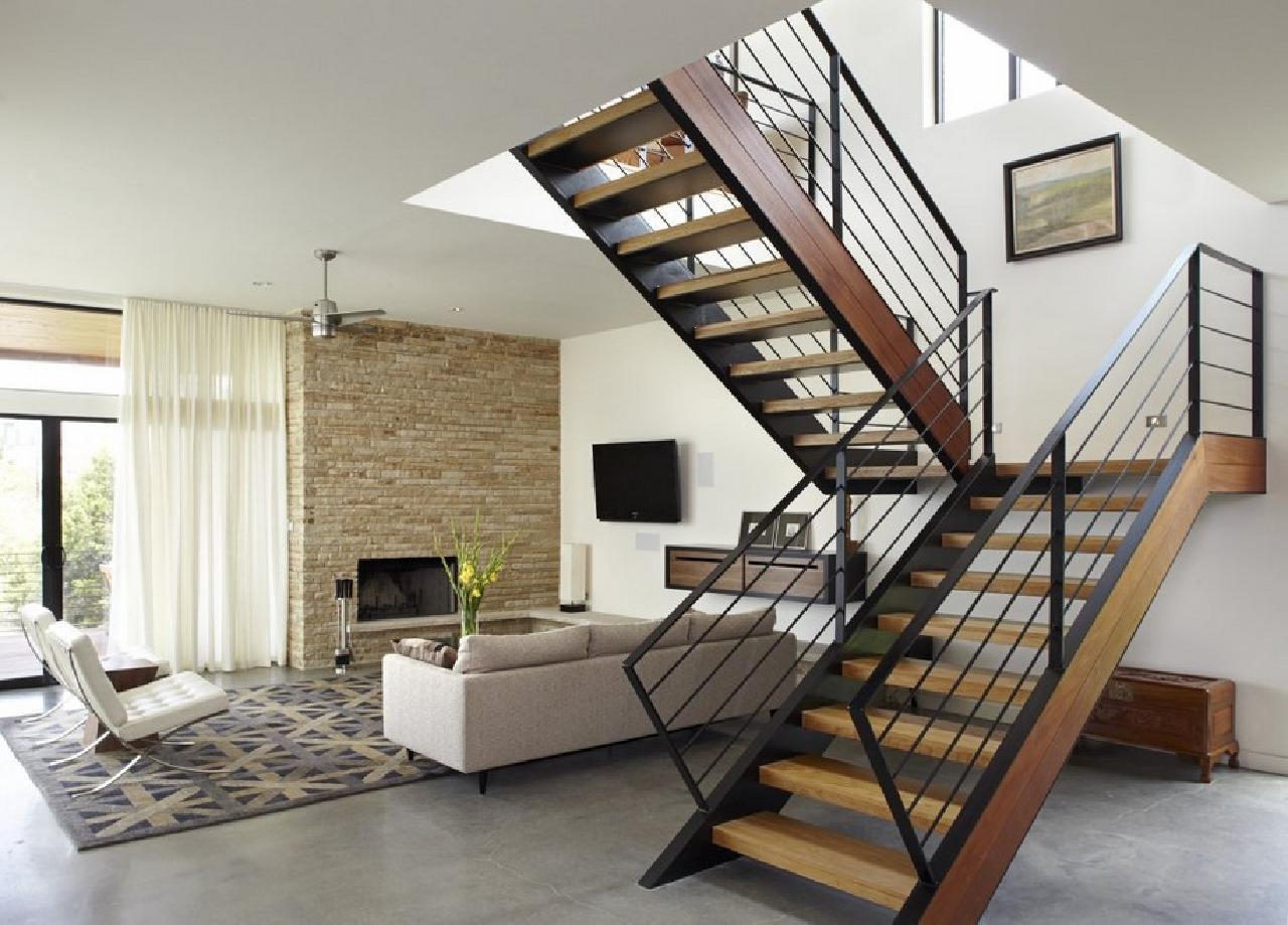 Конструкция лестницы в доме должна быть правильно спроектирована и хорошо освещена