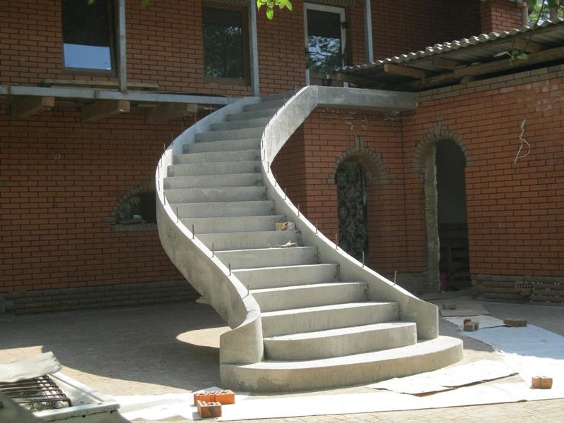 Входная лестница вне дома чаще всего изготавливается из бетона