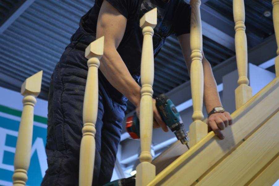 Процесс установки балясин на деревянную лестницу
