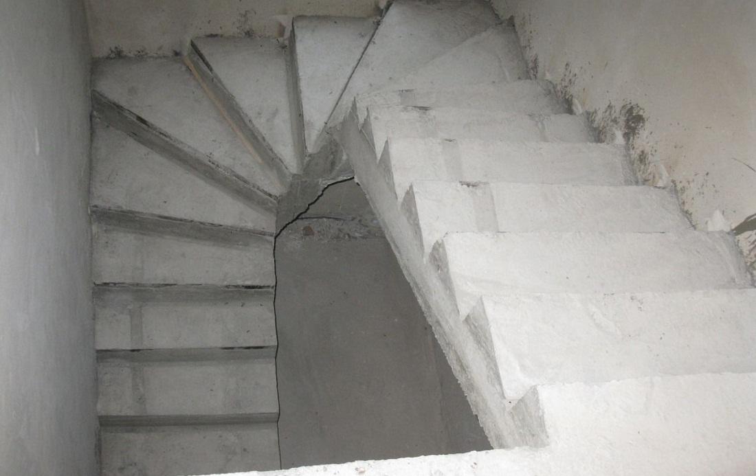 При изготовлении монолитных ступеней рекомендуется использовать исключительно качественный цемент 