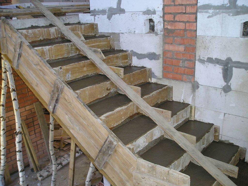 Каркас для лестницы выступает в качестве опоры для всей конструкции в дальнейшей работе