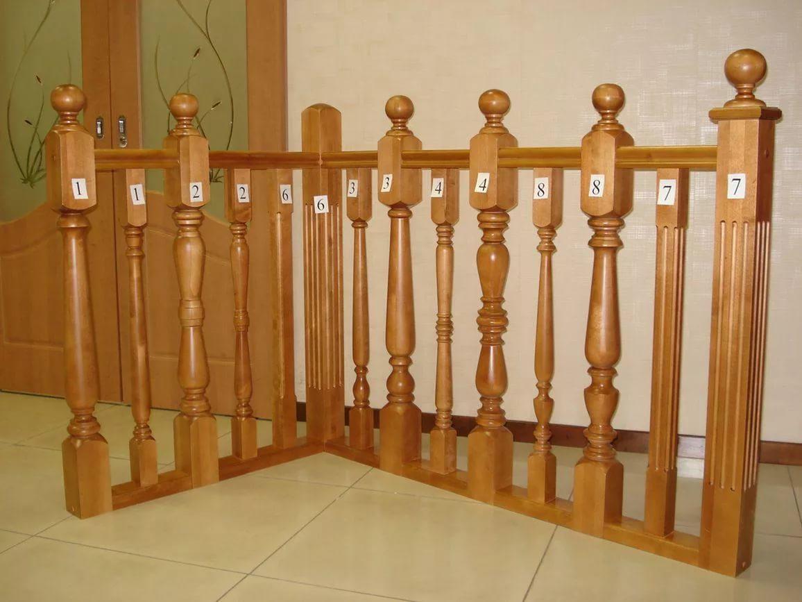 На деревянных лестницах, как правило, устанавливают и деревянные перила. Основой для них служат вертикальные стойки, которые называются «балясины»