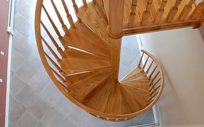 Винтовые лестницы достаточно эффектные и часто помогают воплотить смелые интерьерные проекты