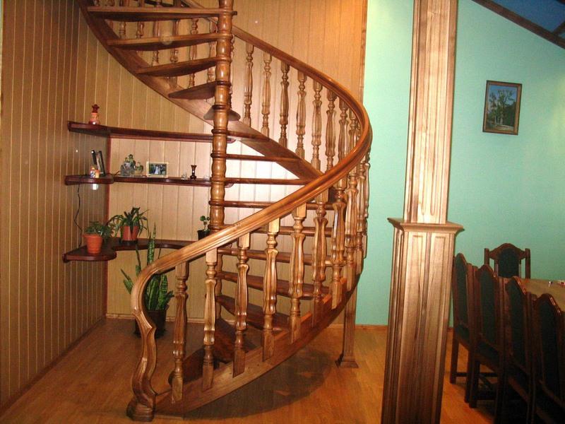 Многие предпочитают выбирать деревянные ступени, поскольку они делает лестницу изысканной и элегантной 
