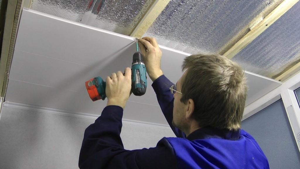 ПВХ-панели чрезвычайно востребованы при монтаже подвесного потолка из-за большой водостойкости и простоты крепления