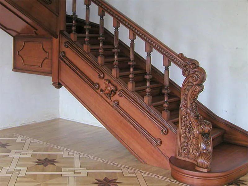 Особую красоту и неповторимость любому жилью могут придать деревянные лестницы с элементами резьбы