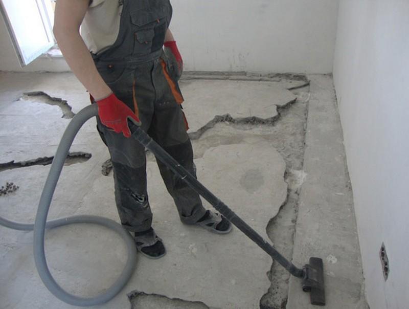 Достаточно часто трещины на стяжке пола могут появляться от переизбытка воды в цементном растворе
