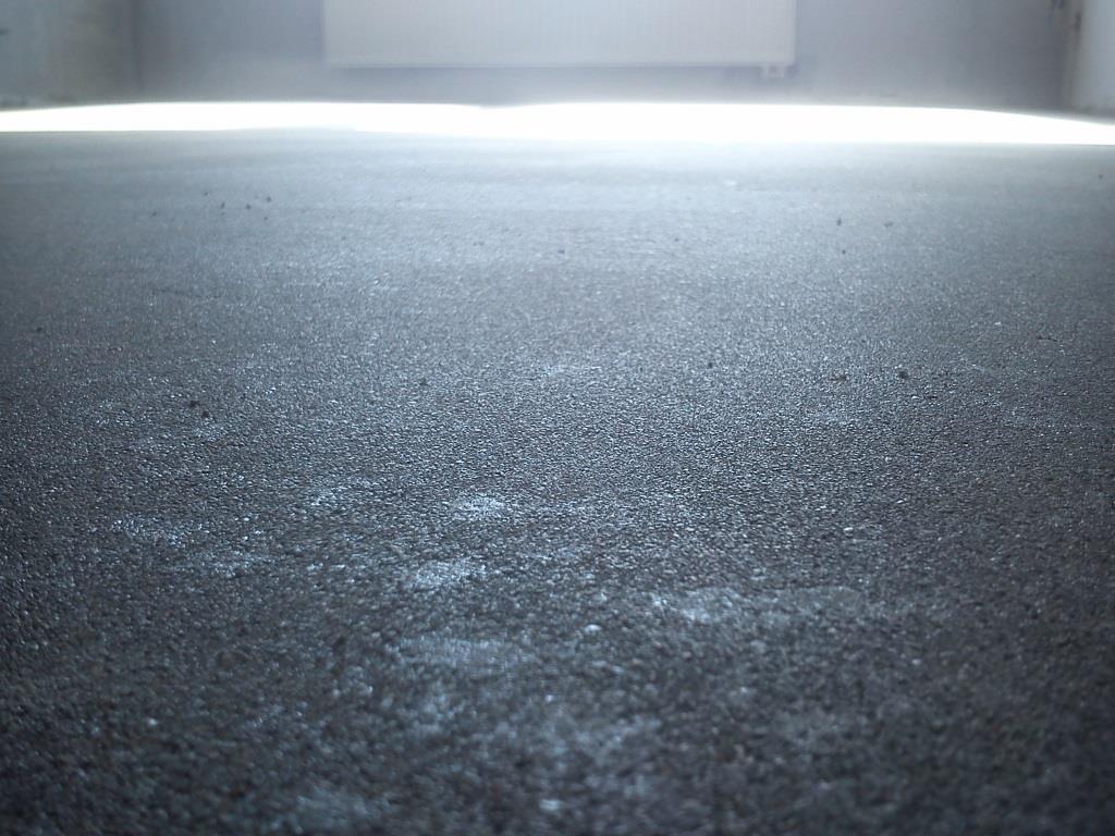 Используя фибру для стяжки, можно быть уверенным в том, что бетонный пол не будет проседать и трескаться 