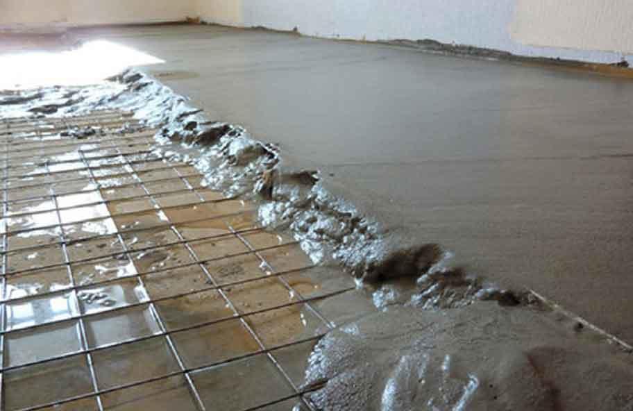 Как правило, бетонная стяжка заливается между финишным покрытием и черновым полом 