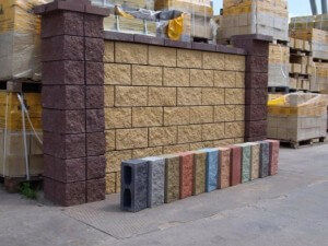 Забор из бетонных блоков