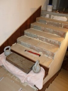 Крепление деревянных ступеней к бетонной лестнице