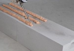 Нанесение клея на бетонный блок