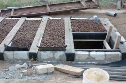 Крышу погреба часто делают деревянной. Такую крышу проще утеплить, уложив в промежутки между лагами утеплитель, например, керамзит или пенопласт. Вход в погреб также утепляют.