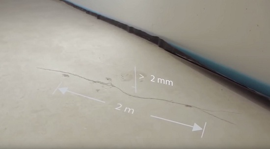 При укладке ламината на бетонный пол допустимы неровности не более 2 мм на участке длиной 2 м. Выявить эти неровности можно с помощью строительного уровня. Все неровности неудовлетворяющие требованиям должны быть устранены до укладки ламината.