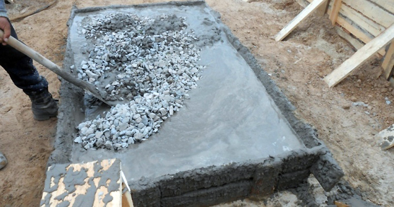 Ручное замешивание бетона