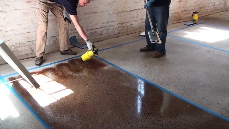 Процесс окрашивания бетонного пола