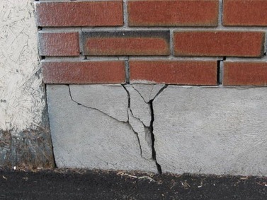 Трещина в бетонном фундаменте