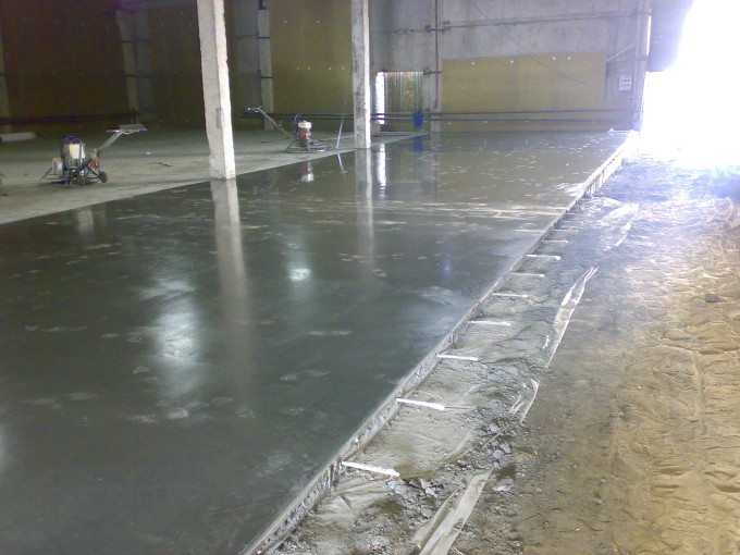 За счет количества слоев бетонные полы по грунту могут сделать помещение ниже