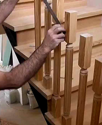 установка столбов и балясин в деревянной лестнице