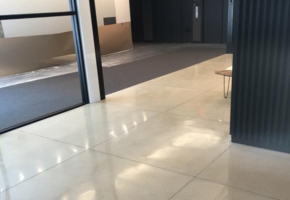 Полированный бетонный пол в офисе архитектурного бюро Gensler