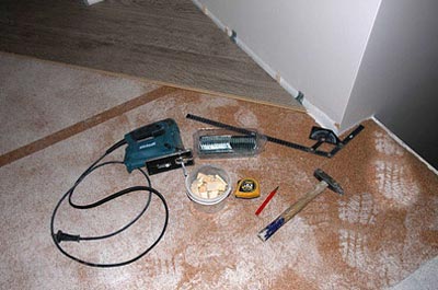 Какие инструменты понадобятся для укладки ламината на бетонный пол