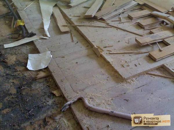 Демонтаж старого деревянного покрытия